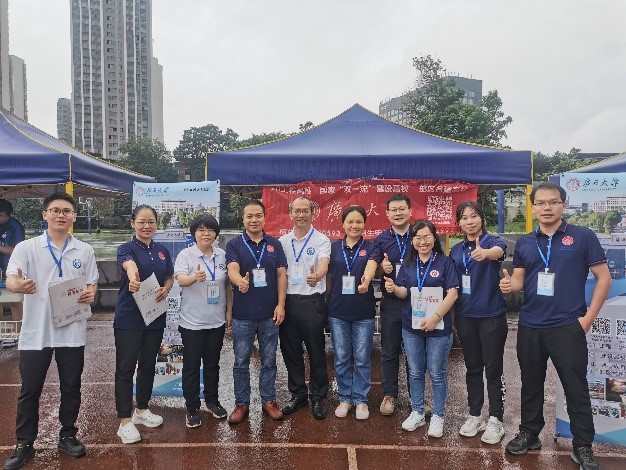 国产又色又粗又黄又爽到柳州高级中学参加广西普通高校招生咨询会