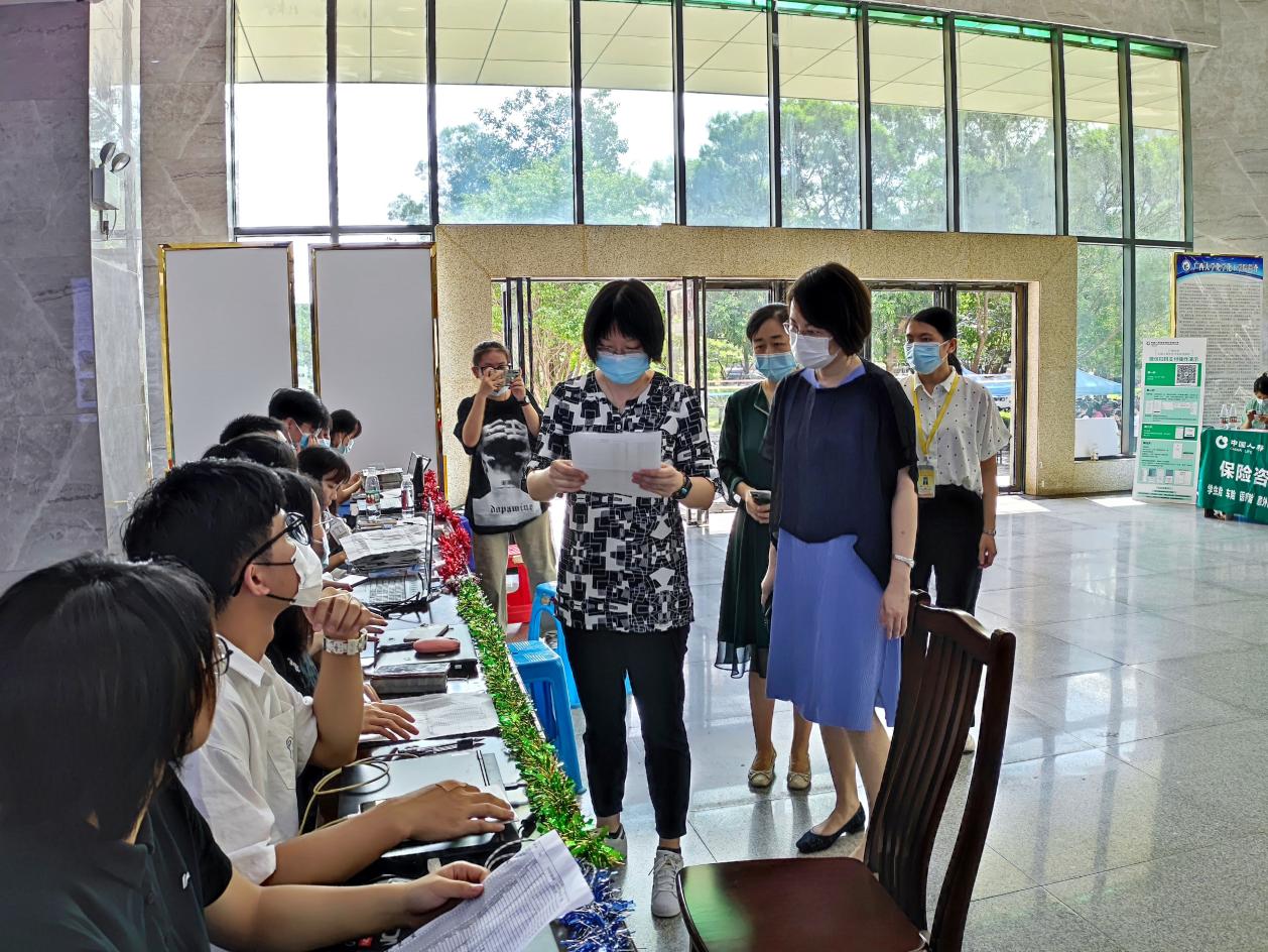 国产又色又粗又黄又爽2022级新生开学迎新