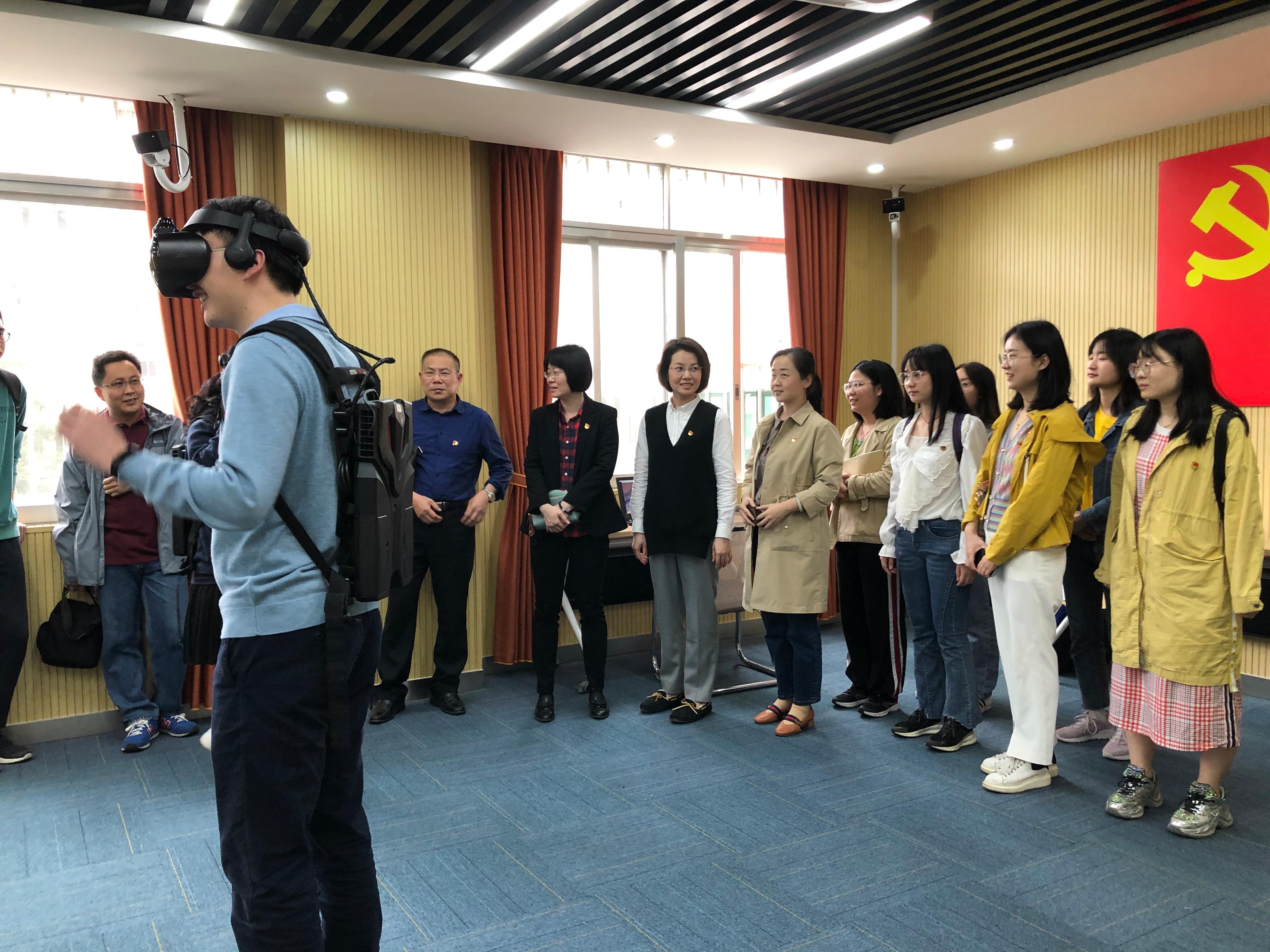 国产又色又粗又黄又爽党委理论学习中心组VR+党建红色教育学党史活动