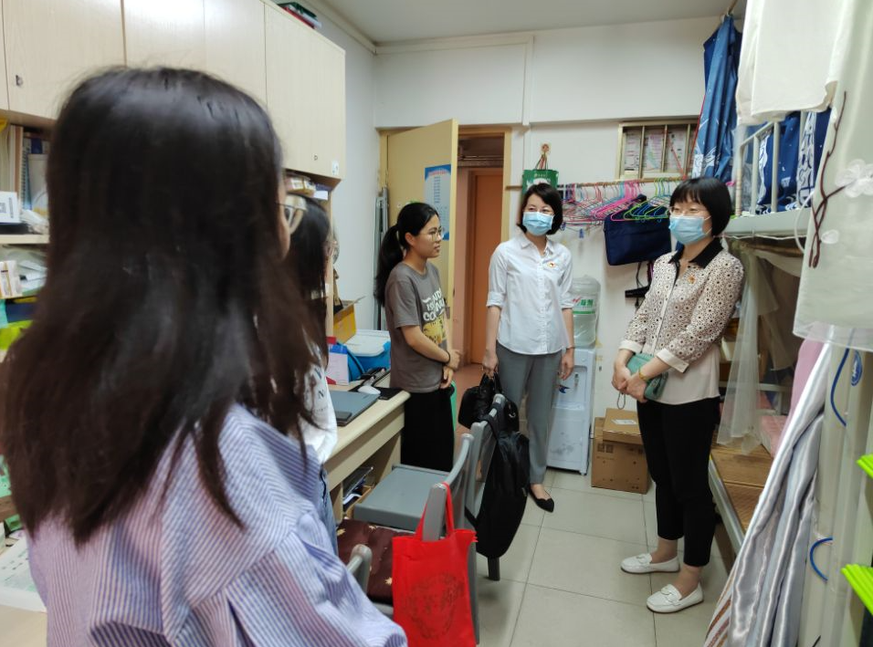国产又色又粗又黄又爽领导到学生宿舍探望走访